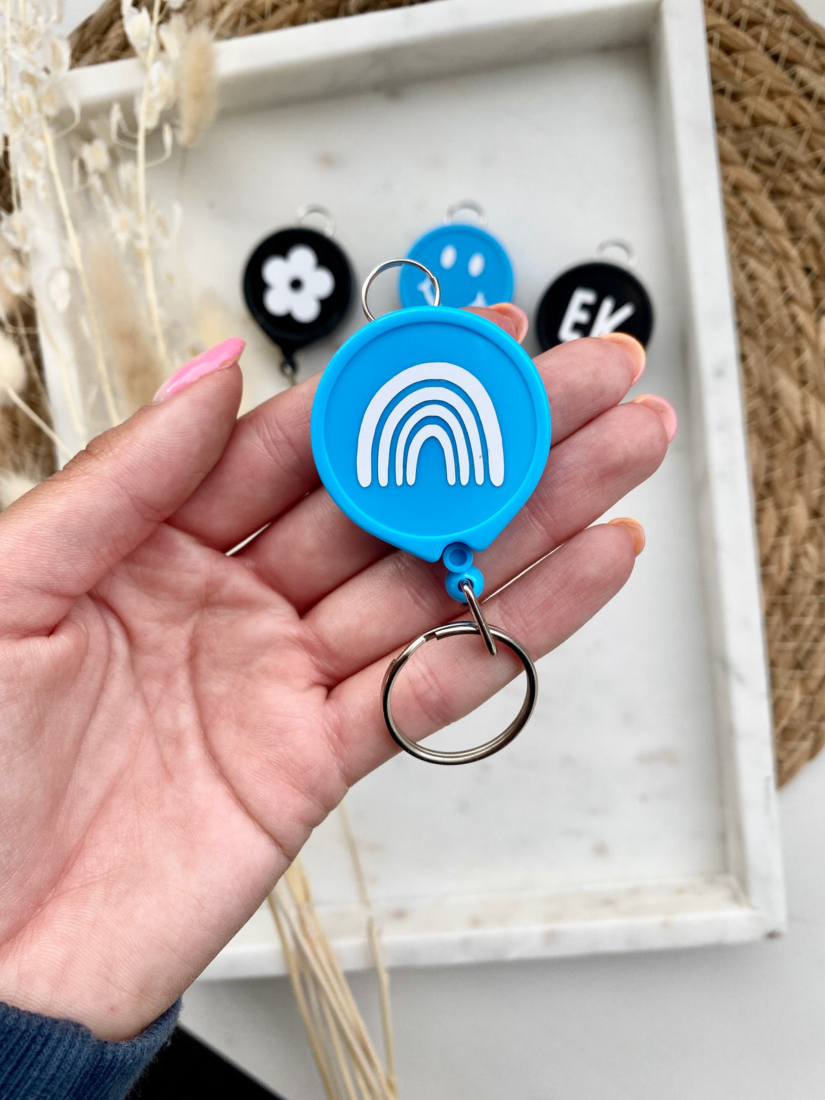 Retractable card/key holder